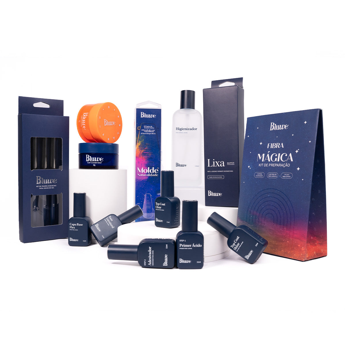 Vários produtos da Bluwe em fundo branco: Kit de Pincéis, Gel Gummy, Gel Construtor, Preparadores, Capa Base Flex, Base Estrutural, Top Coats, Molde Naturalidade, Higienizados, Kit de Lixas e Fibra Mágica.